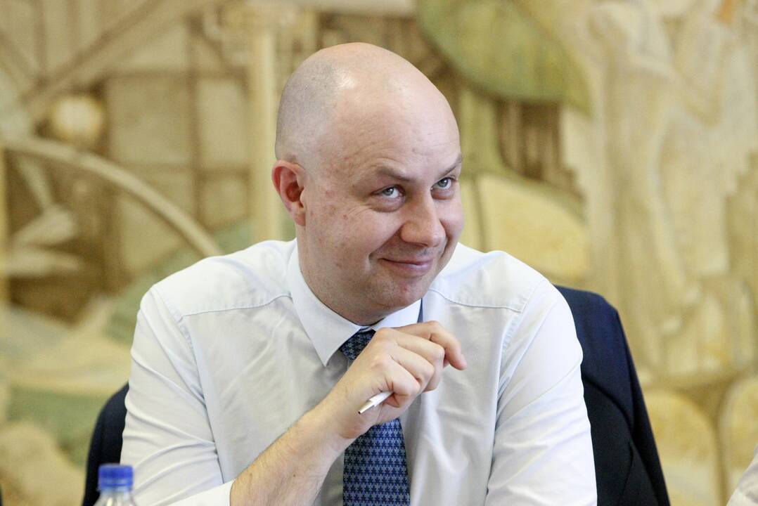 Ištraukė: buvusio sveikatos ministro A.Verygos pasisakymai prieš kameras apie tai, esą penkerius metus nebevartoja narkotikų, tačiau vis tiek negali ramiai gyventi, šokiruoja feisbuko vartotojus. Pats politikas tikina, kad sakiniai ištraukti iš konteksto.