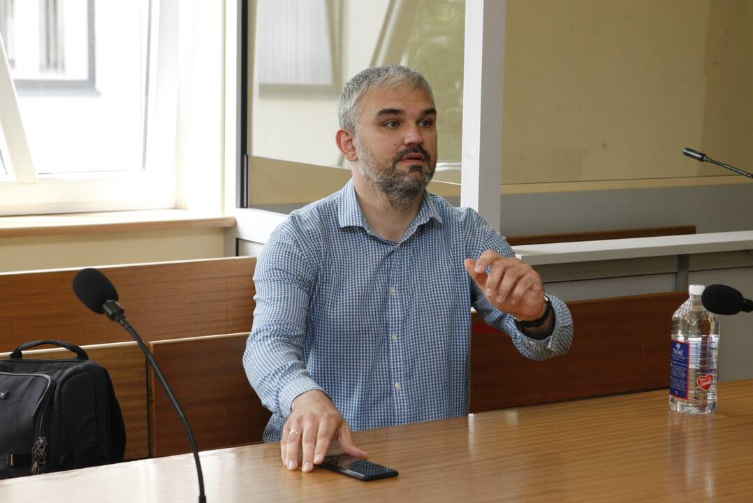 Nuostatos: M. Vainorius neslėpė buvęs šokiruotas, kad jį esą, kaip šunį, įmonės "Gatvių apšvietimas" darbuotojas norėjo palikti už durų.