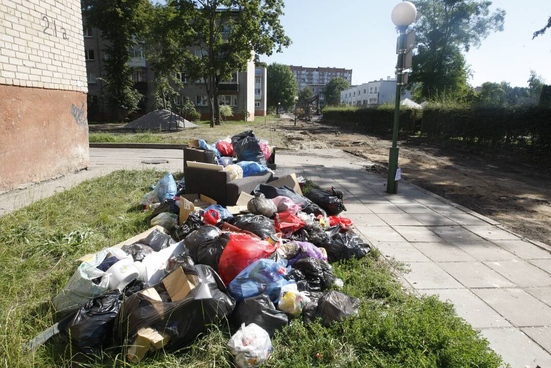 Situacija: šiomis dienomis greta Taikos pr. 21A namo atsirado krūva šiukšlių, žmonės skundžiasi, kad ne tik netvarka bado akis, bet ir kvapas riečia nosį.
