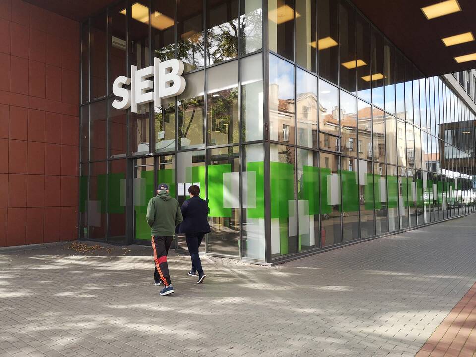 Nuostatos: banko darbuotojai į savo patalpas įsileidžia tik iš anksto užsiregistravusius interesantus.