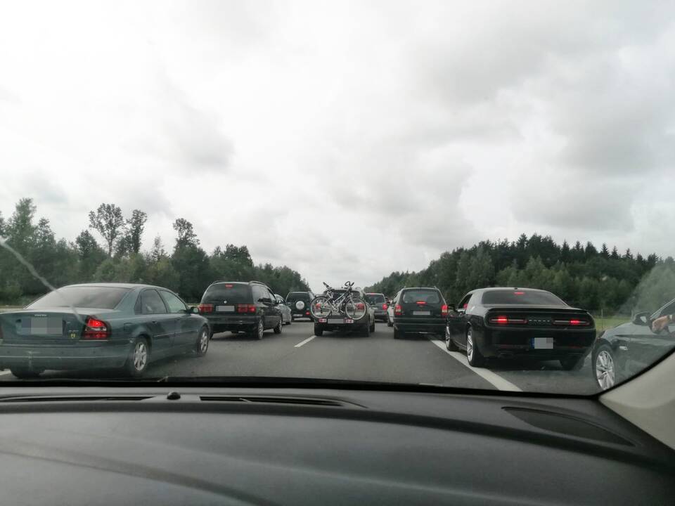 Spūstis: greitkelyje susiformavusioje kamšatyje vairuotojai persirikiavo į tris eiles, dalis jų suko ant Gargždų viaduko.