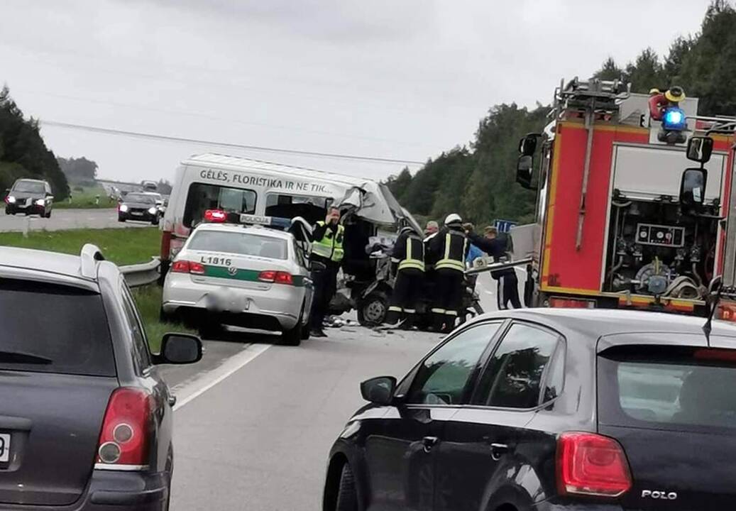 Spūstis: greitkelyje susiformavusioje kamšatyje vairuotojai persirikiavo į tris eiles, dalis jų suko ant Gargždų viaduko.