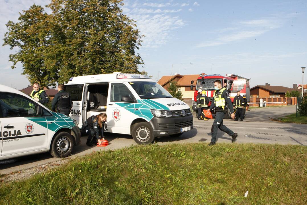 Padariniai: nelaimės vietoje vakar dirbo policininkai ir ugniagesiai, medikams čia jau nebuvo kas veikti. 