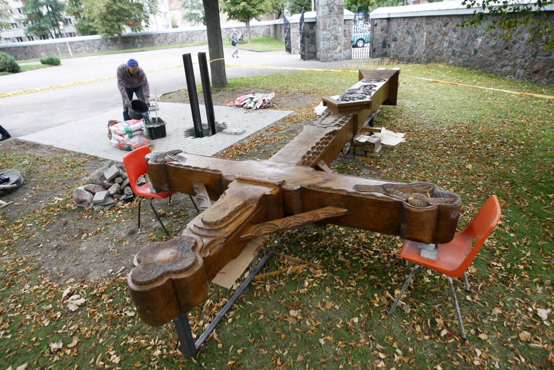Naujiena: Marijos Taikos Karalienės bažnyčios šventoriuje vietoj sulūžusio senojo kryžiaus, kuris buvo skirtas bažnyčios sugrąžinimo tikintiesiems progai paminėti, pastatys naują.