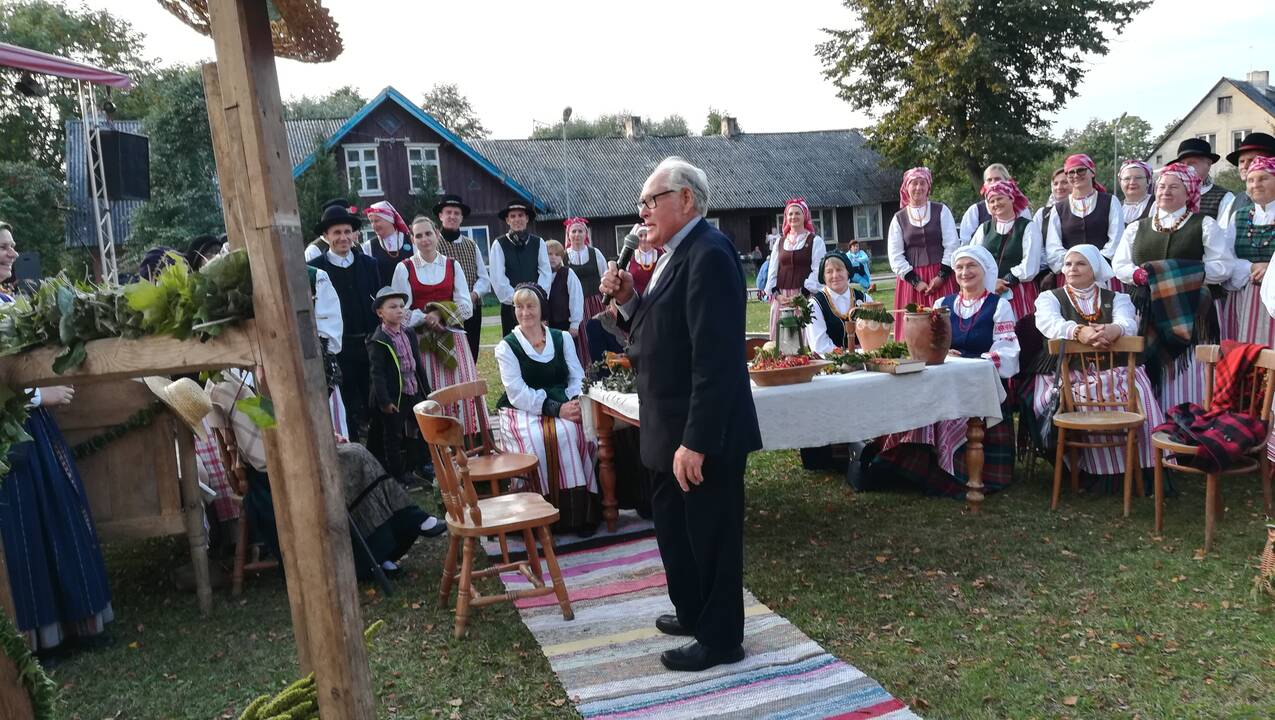 Namai: atrodė, kad tautiniais rūbais pasidabinę žmonės atėjo į svečius.