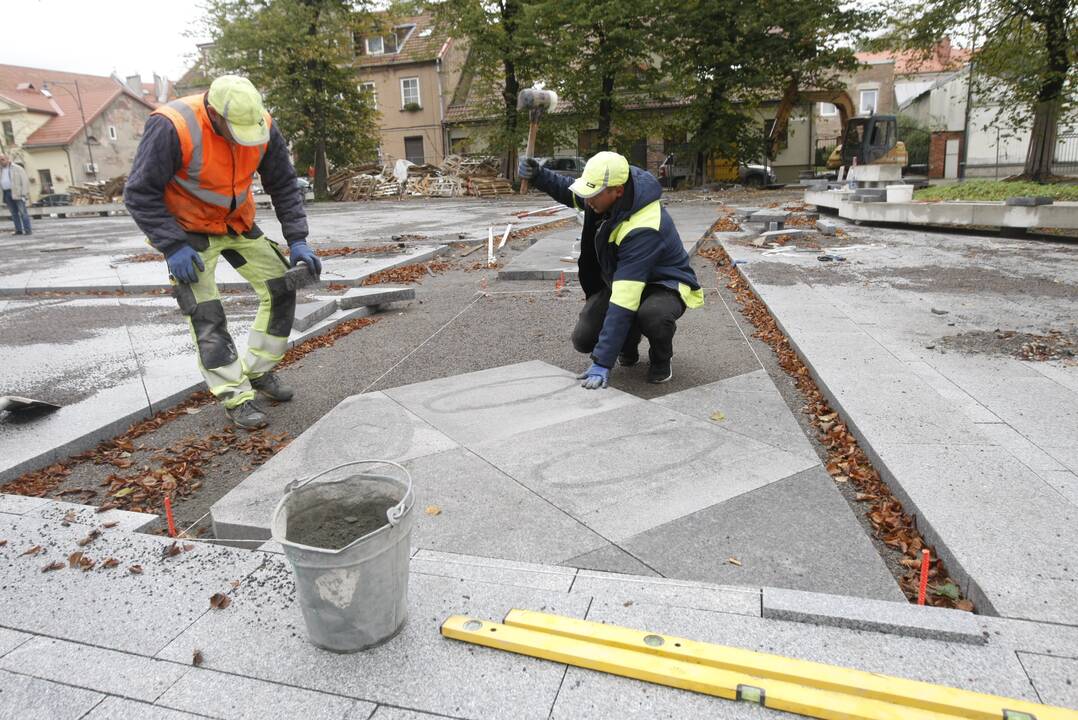 Pokyčiai: smalsuoliai jau gali per tvorą pamatyti neatpažįstamai besikeičiančios aikštės vaizdą.