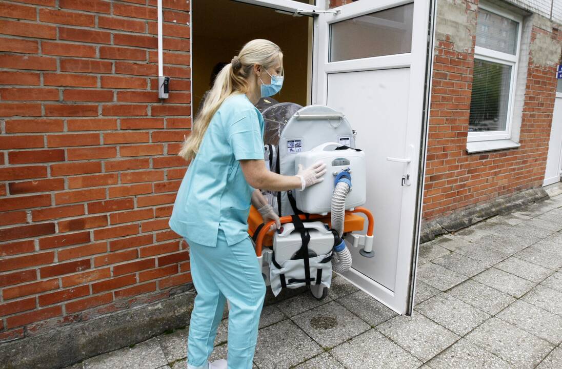 Pasiaukojimas: Klaipėdos medikai patys rizikuoja savo sveikata ir gyvybe, kad sunkūs ligoniai būtų išplėšti iš mirtino viruso nagų.