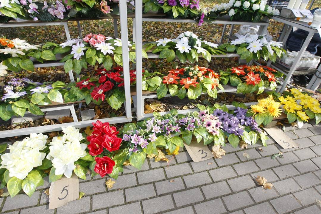 Tradicijos: lietuviams savaitė prieš Vėlines – darbymetis. Žmonės tvarko artimųjų kapus ir puošia juos įvairiomis gėlėmis, ieško žvakelių.