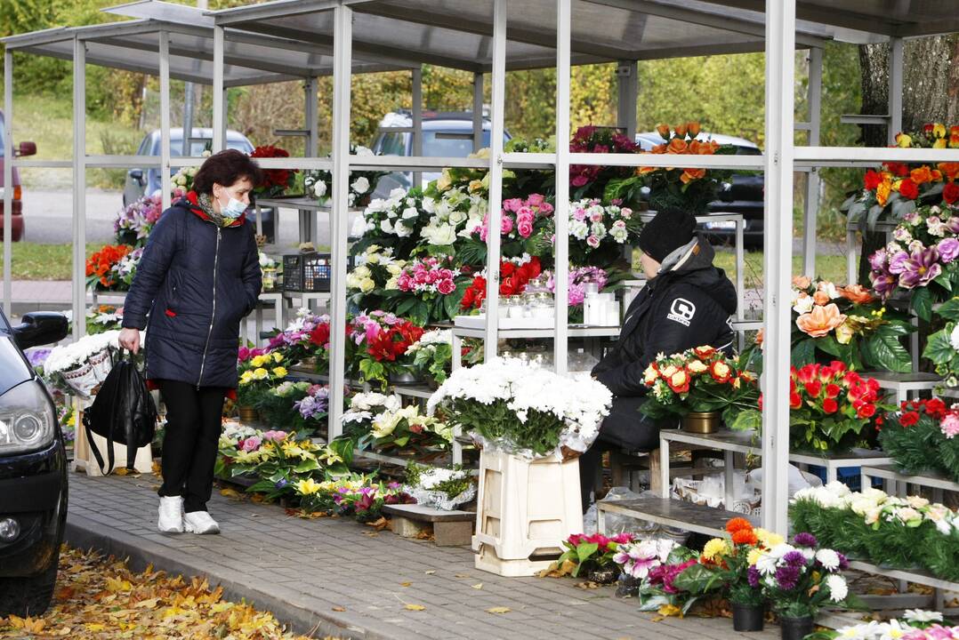 Tradicijos: lietuviams savaitė prieš Vėlines – darbymetis. Žmonės tvarko artimųjų kapus ir puošia juos įvairiomis gėlėmis, ieško žvakelių.