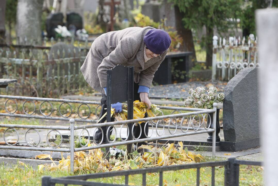 Tradicijos: lietuviams savaitė prieš Vėlines – darbymetis. Žmonės tvarko artimųjų kapus ir puošia juos įvairiomis gėlėmis, ieško žvakelių.