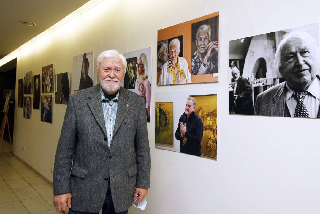 Sukaktis: asmeninio jubiliejaus proga, atvėręs sukauptus archyvus, A. Macius klaipėdiečiams surengė personalinę fotografijų parodą.