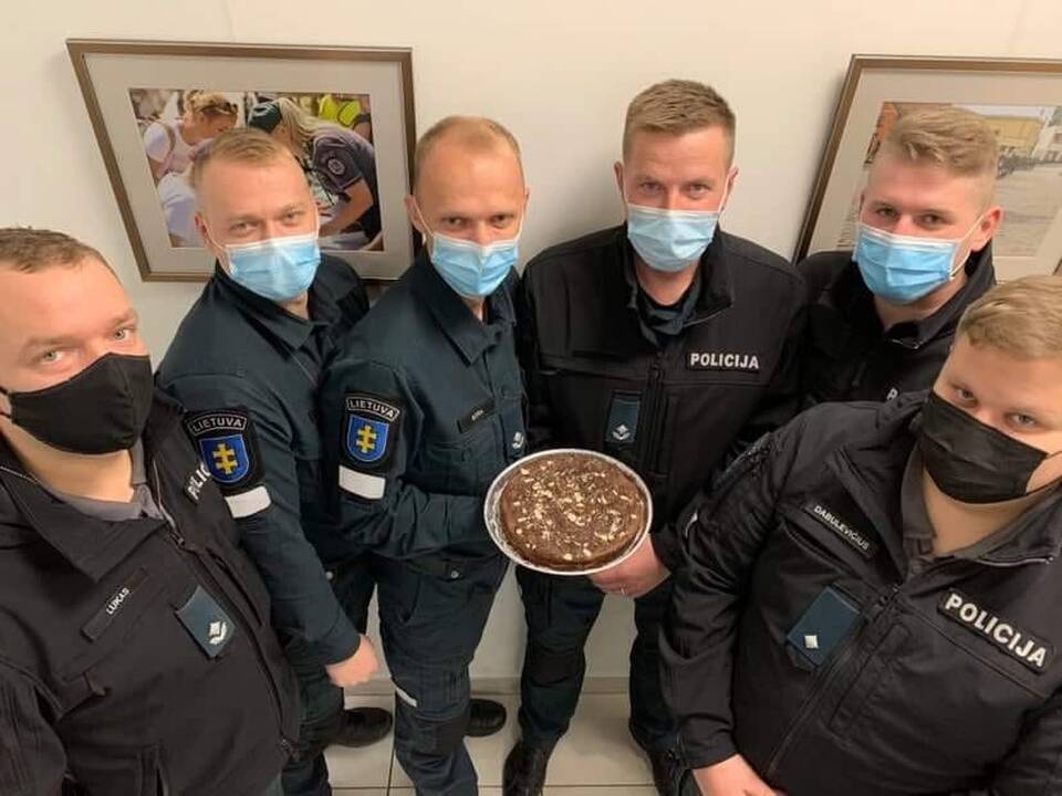 Ragavo: Klaipėdos rajono policijos komisariato Reagavimo skyriaus pareigūnai skanavo pyragą.