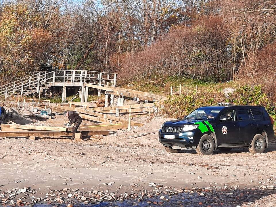 Patogumai: neįgalieji šiuo pandusu be vargo galės pasiekti pajūrį. Ties Karklės kapinaitėmis jiems įrengta ir automobilių stovėjimo aikštelė.
