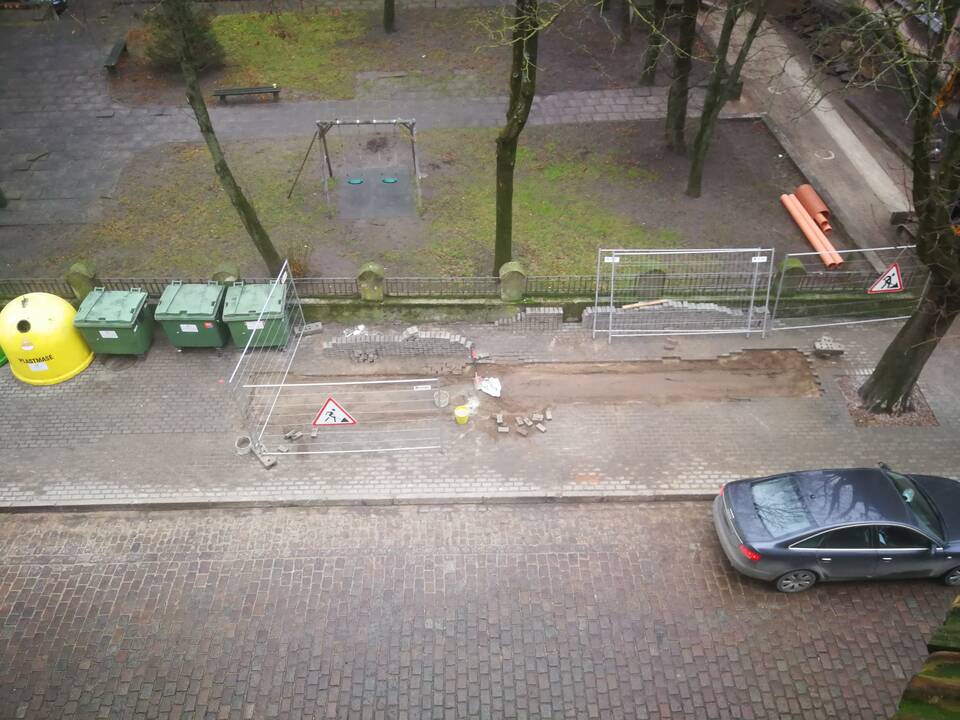 Šokiravo: Vytauto gatvės pradžioje naujas šaligatvis baigtas tiesti prieš kelis mėnesius, tačiau jau netrukus jį išardė nuotekų tinklų tiesėjai.