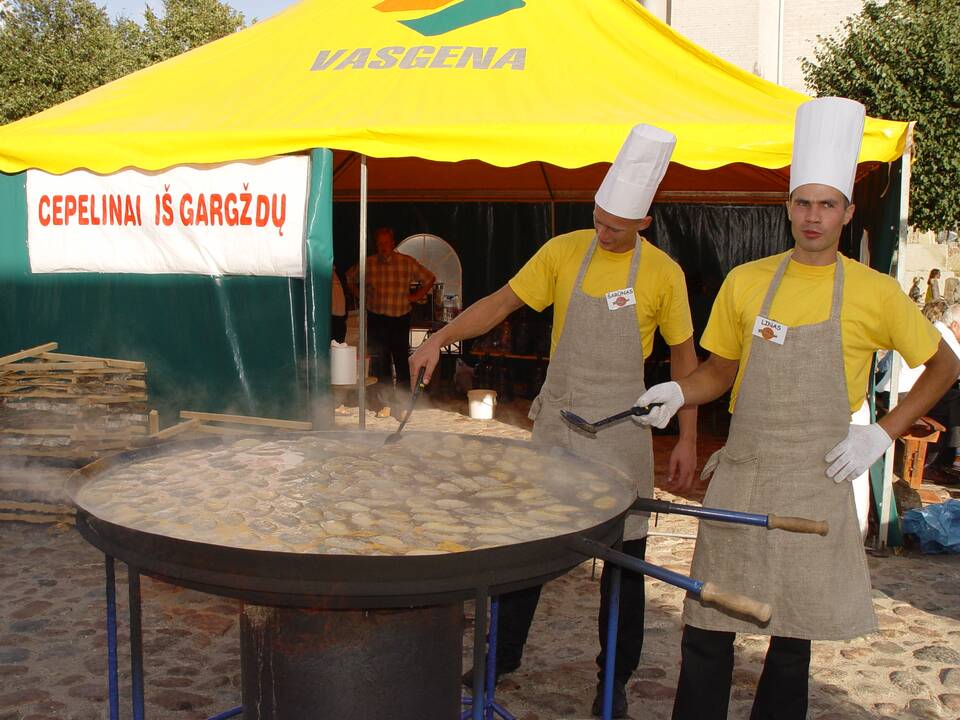 Apdainuoti: gargždiškiai vieninteliai šalyje gali užtraukti dainą, kurioje giriami Gargždų cepelinai. O štai šiandien miesto šventėje susirungs geriausi cepelinų virėjai.