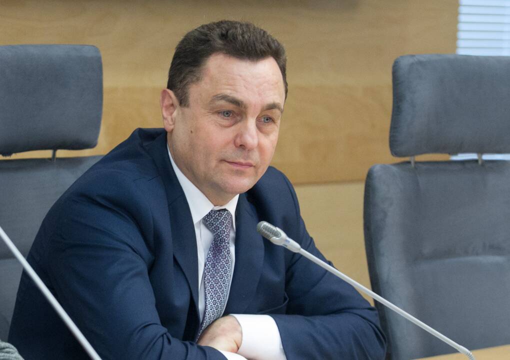 Ketinimai: generalinis prokuroras pasirašė kreipimąsi į Seimą, pakartotinai prašydamas leisti Seimo narį P. Gražulį patraukti baudžiamojon atsakomybėn ar kitaip suvaržyti jo laisvę.