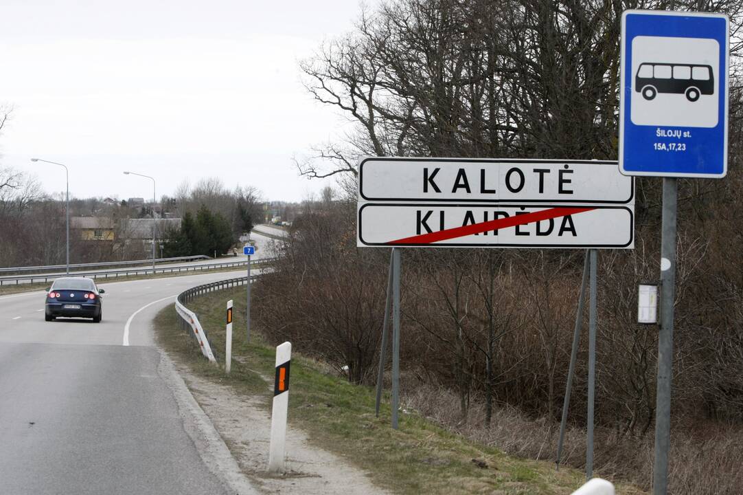 Situacija: prie pat Klaipėdos miesto ribos gyvenantys kalotiškiai oficialiai duonos ir silkių turėtų važiuoti į Gargždus, nes į gretimą savivaldybę, pagal galiojančią tvarką, keliauti nevalia.