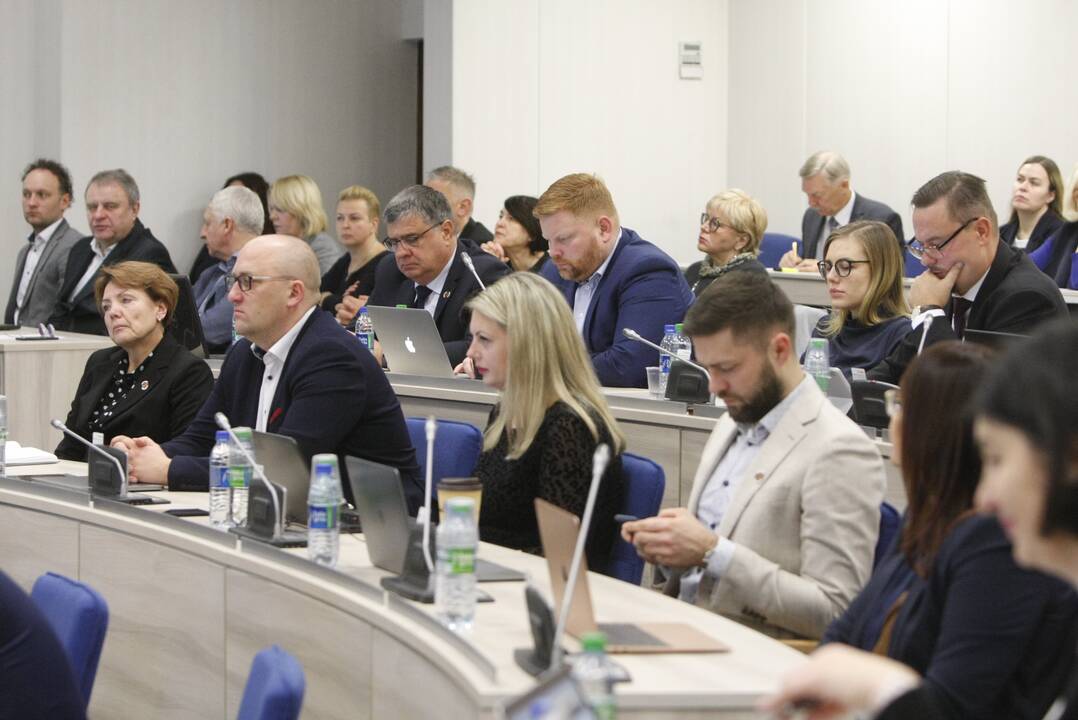 Klausimas: šį pirmadienį miesto tarybos nariai spręs dėl siūlymo iš pareigų atleisti Klaipėdos mero pavaduotoją A.Barbšį.