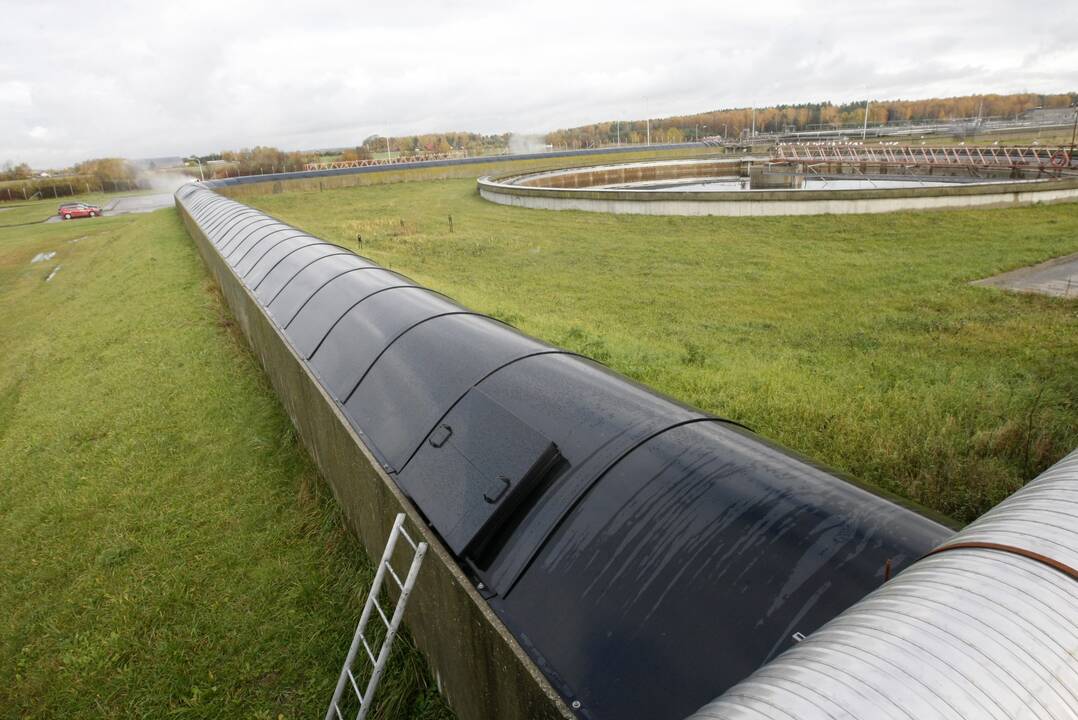 Situacija: bendrovės „Klaipėdos vanduo“ vadovas B. Jonikas Klaipėdos miesto savivaldybės administracijos atstovams pristatė šiemet įgyvendintas priemones nemaloniems kvapams mažinti.