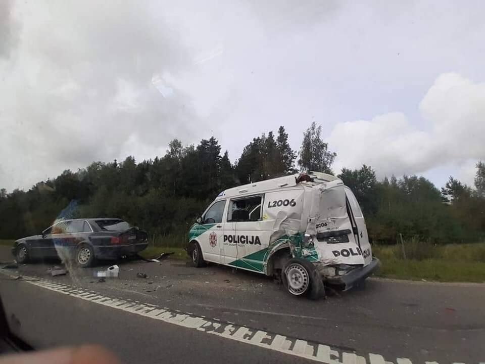 Spūstis: greitkelyje susiformavusioje kamšatyje vairuotojai persirikiavo į tris eiles, dalis jų suko ant Gargždų viaduko.