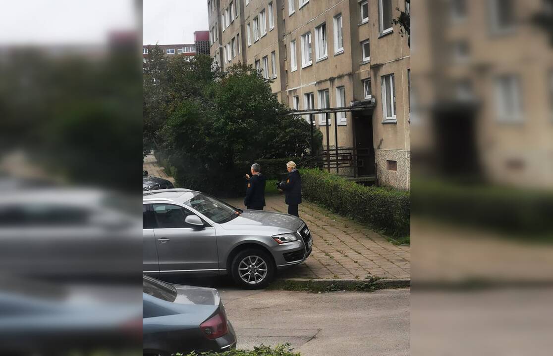 Sujudimas: socialiniuose tinkluose žaibiškai pasklido žinutės, kad I.Simonaitytės gatvėje pasirodė viešosios tvarkos sergėtojai, tikrinantys, kaip gyventojai stato automobilius.