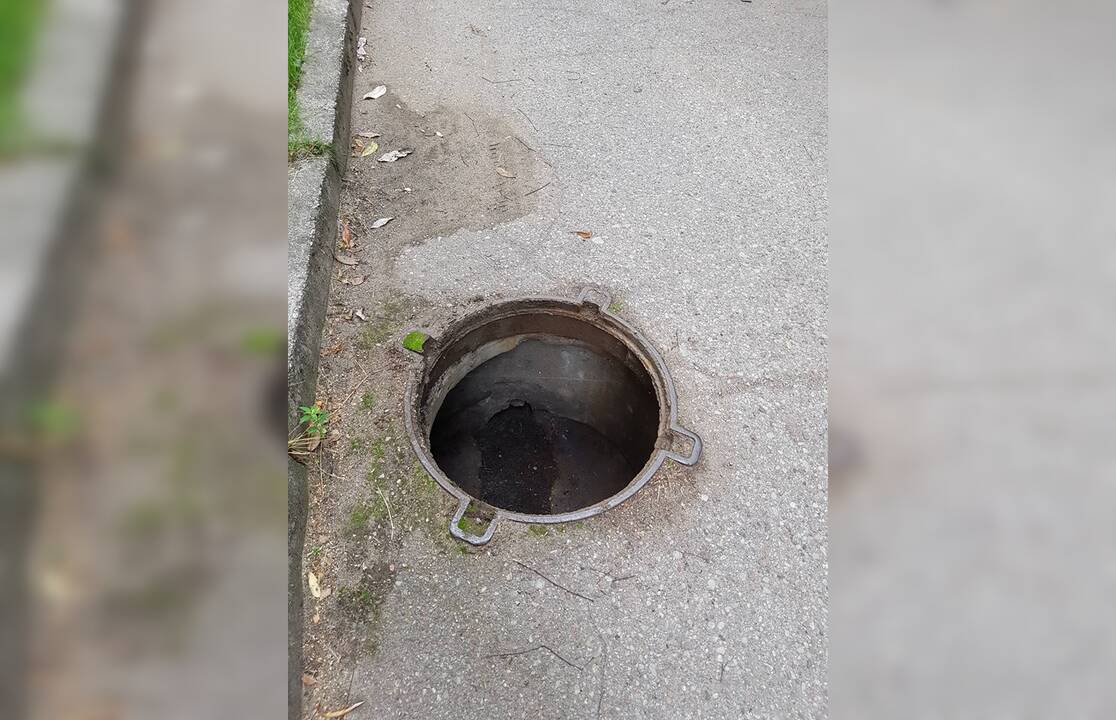 Nerimas: tokių vaizdų Girulių pėsčiųjų ir dviratininkų takuose – nemažai. Kažkas tyliai vagia šulinių dangčius, tad gyventojai baiminasi, kad vieną dieną kas nors rimtai susižeis.