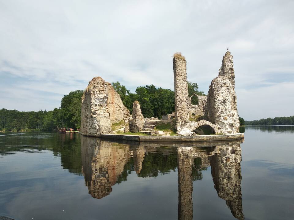 Įspūdis: Kuoknesės pilies likučiai atrodo tarsi pakibę virš vandens.