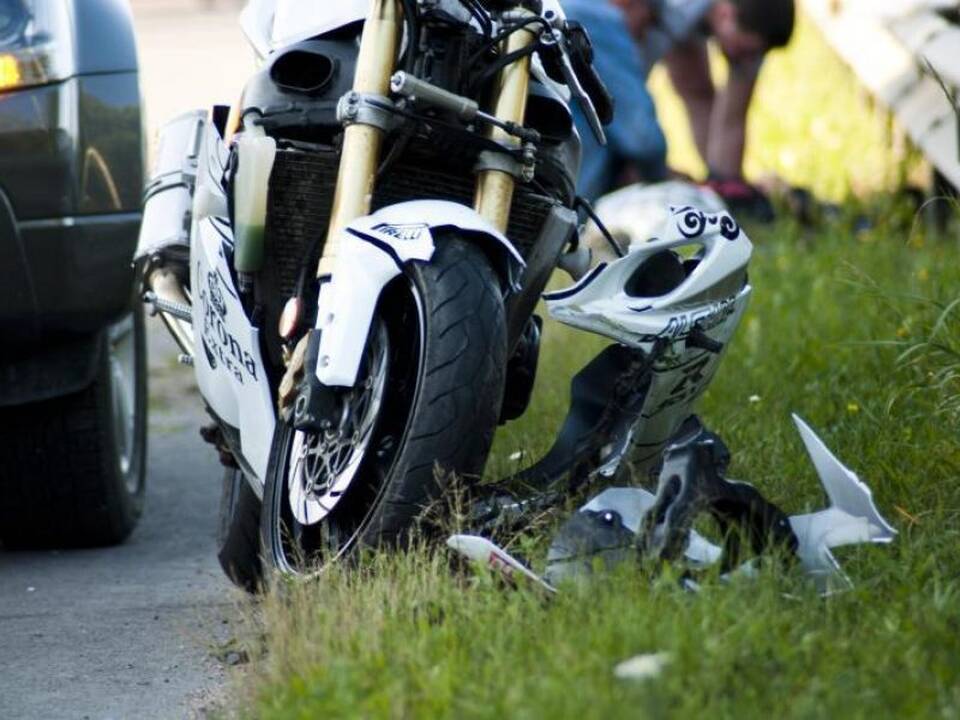 Avarija Vilkaviškyje: mopedas susidūrė su automobiliu, prireikė medikų