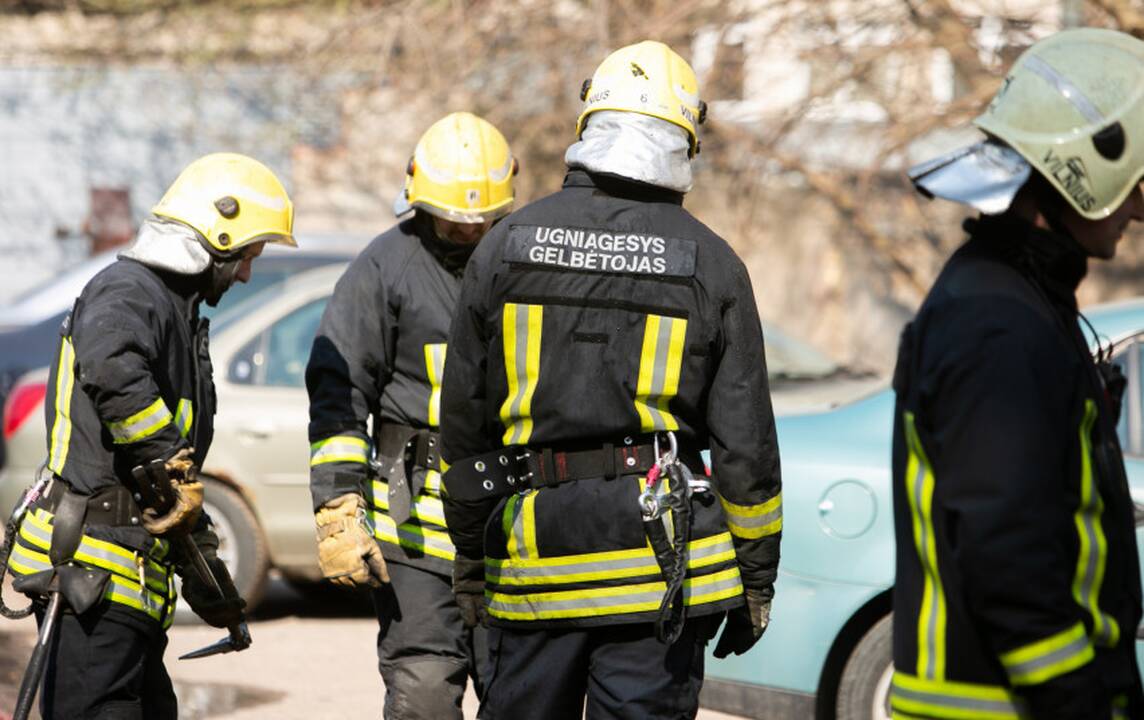 Savaitgalis ugniagesiams gelbėtojams buvo darbingas: degė namai, automobiliai ir žemės ūkio technika