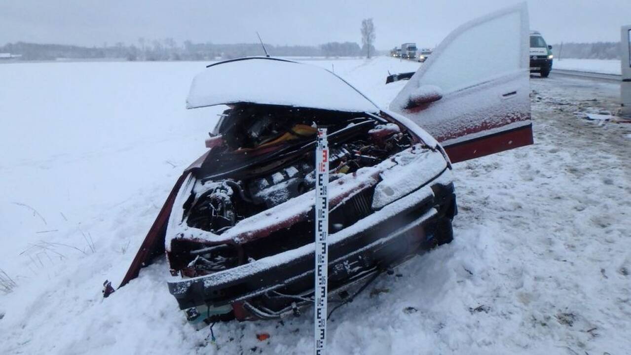 Nelaimė Kelmės rajone: susidūrus lengvajam automobiliui ir mikroautobusui nukentėjo moteris