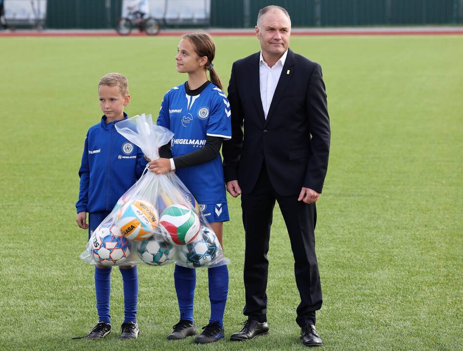 Pradžia: Karmėlavos Balio Buračo gimnazijos stadionas jau atvertas visuomenei.