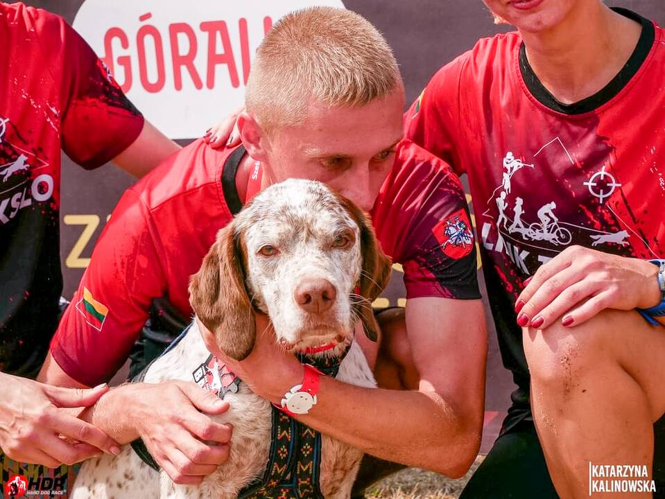 Sudėtinga: tarptautinėse biatlono su šunimis varžybose „Hard Dog Race“ trijulei teko ne tik bėgti, bet ir atlikti aštuoniolika skirtingų užduočių. 