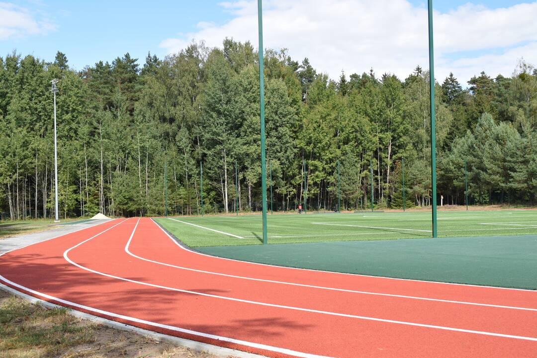 Pradžia: Karmėlavos Balio Buračo gimnazijos stadionas jau atvertas visuomenei.