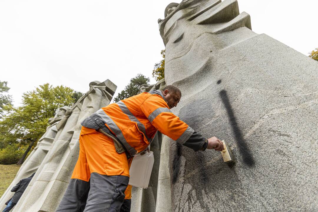 Vilniaus Antakalnio kapinėse apipaišytas paminklas sovietų kariams