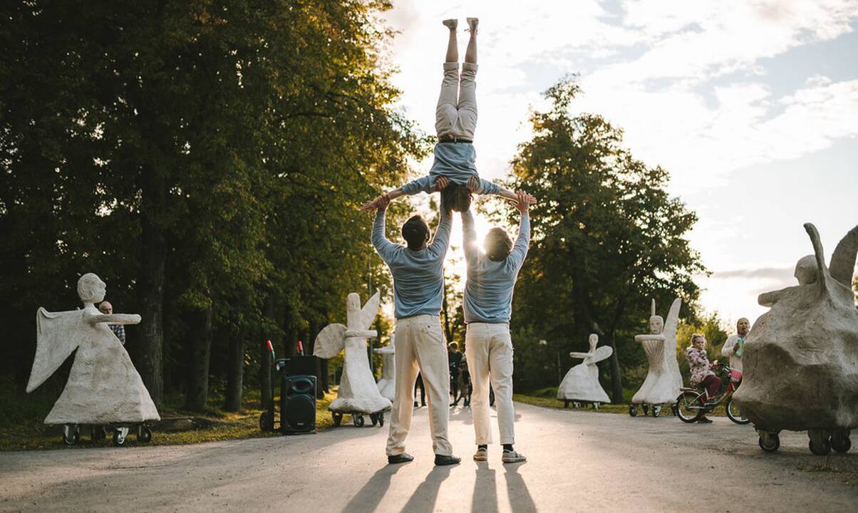 Antras: rugsėjo 4 d. Linksmakalnyje vėl buvo parodyta atnaujinta spektaklio „Radijo angelai“ interpretacija.