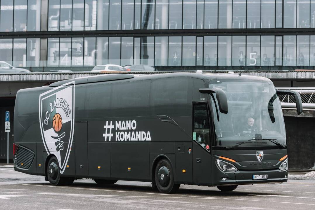Kūryba: „Barcelonos“ klubo autobusą legaliai išmargino grafičių entuziastai.