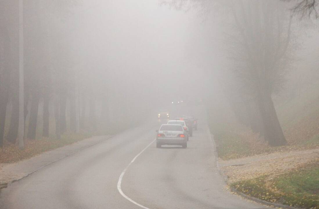 Įspėja: keliuose yra slidžių ruožų, naktį eismo sąlygas sunkins rūkas