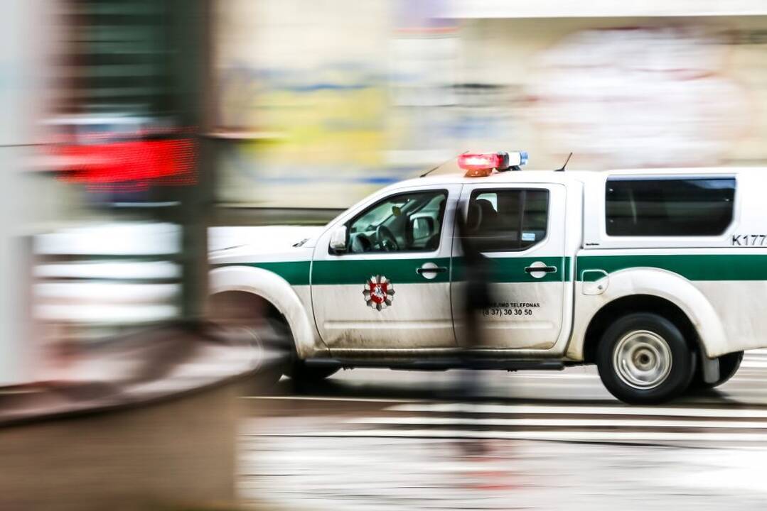 Praėjusi para Lietuvos keliuose: žuvo dviračio vairuotojo parblokšta pėsčioji