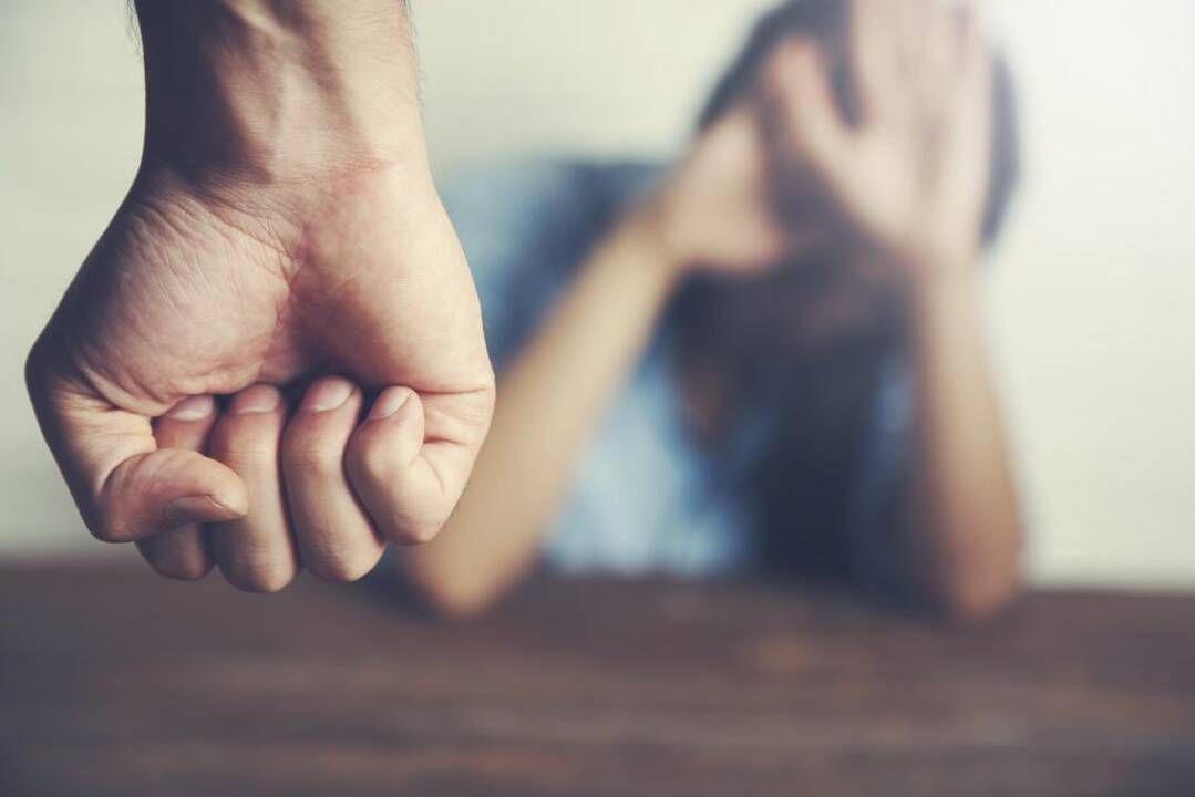 Varėnoje per žodinį konfliktą prieš vyrą smurtavo neblaivi pareigūnė