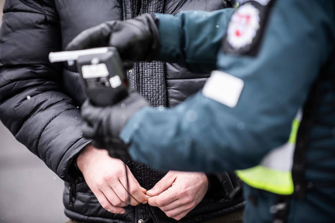 Alytaus rajone sustabdytas neblaivus karys savanoris