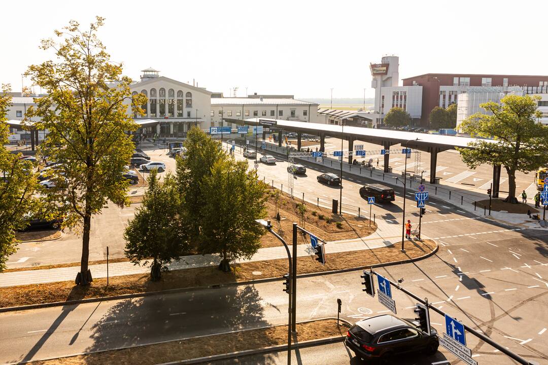 Rekonstruota Vilniaus oro uosto centrinė aikštė.