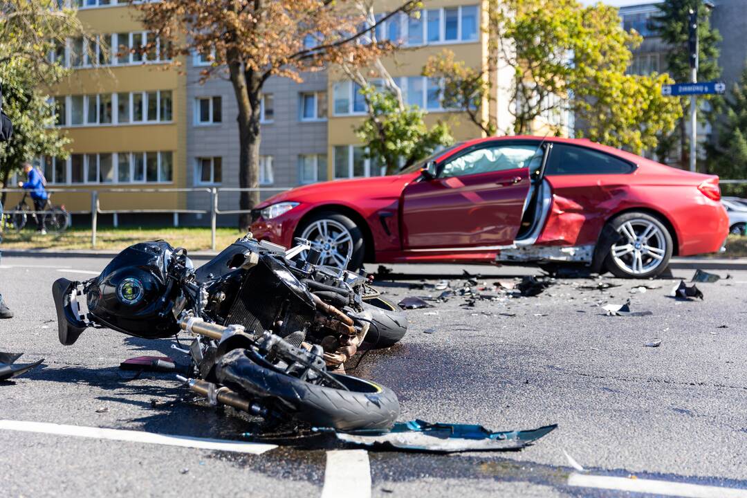 Vilniuje po susidūrimo su automobiliu motociklininkas atsidūrė ligoninėje