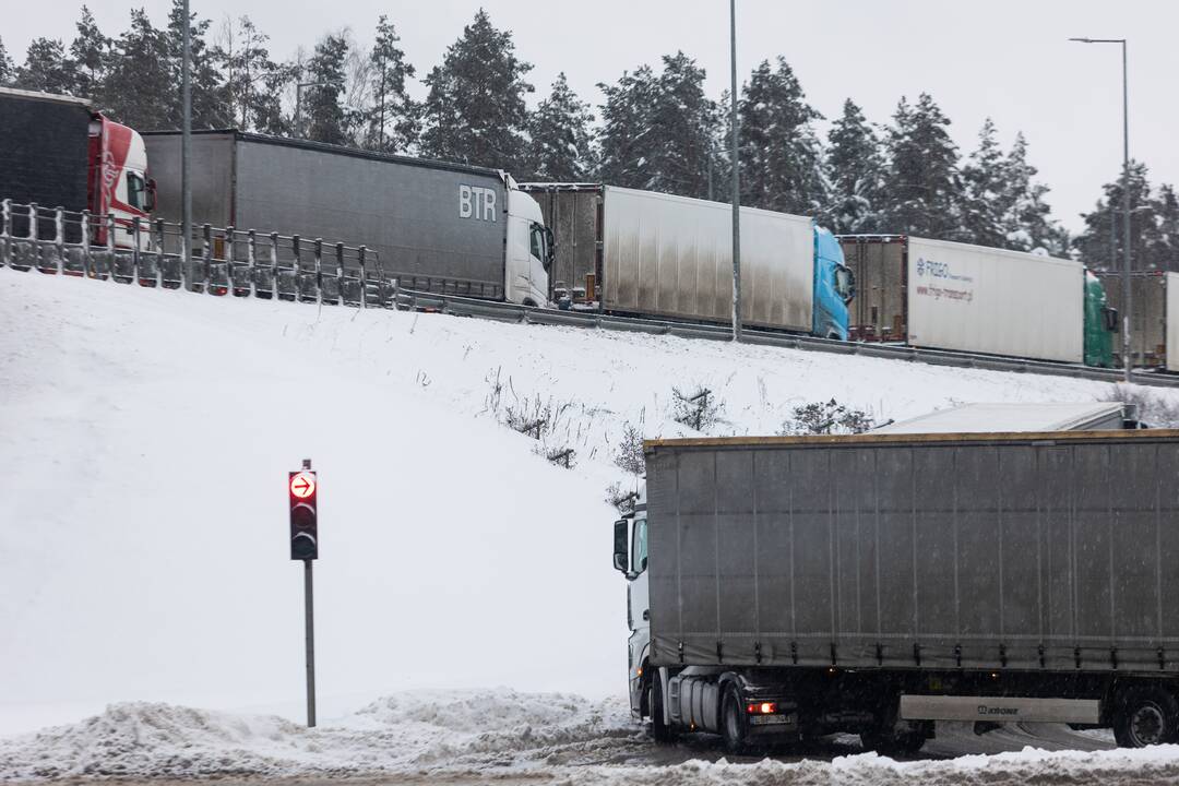 Kirtimų gatvėje – vilkikų spūstis