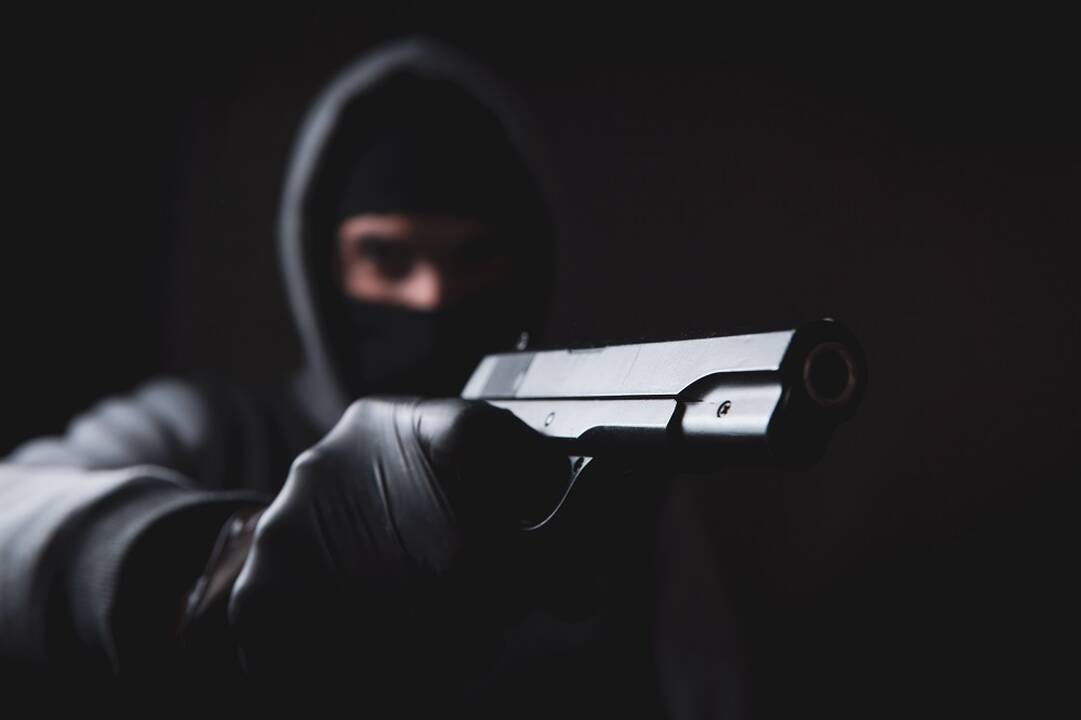 Į senolės butą įsiveržė plėšikas: auką sumušė, grasino į ginklą panašiu daiktu