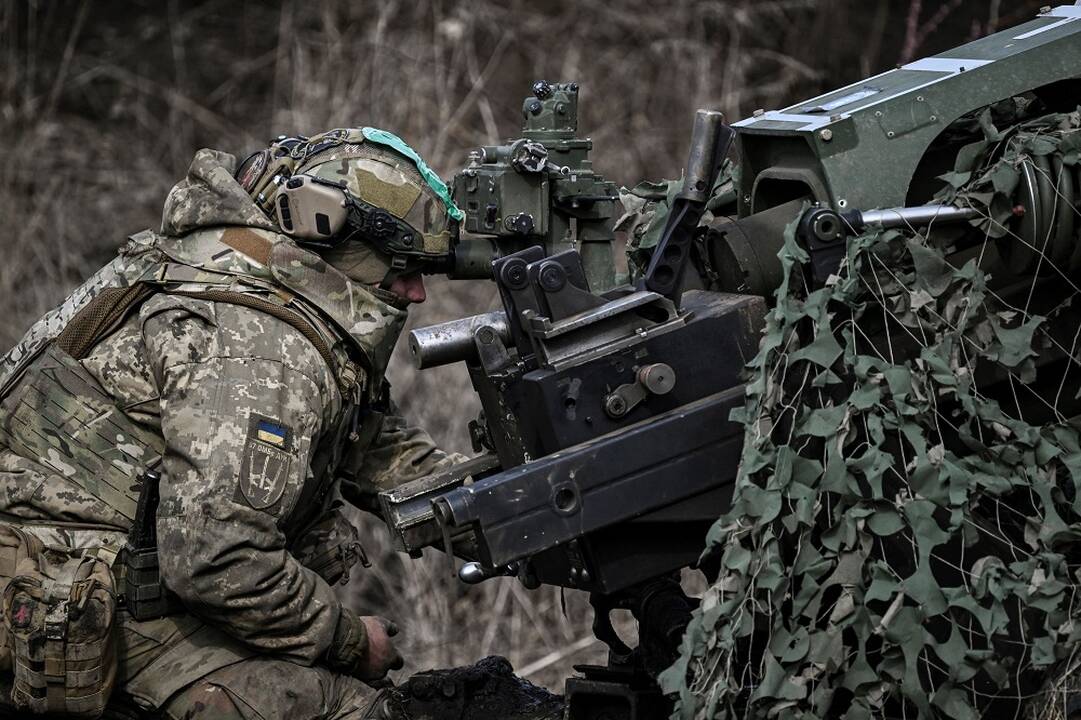 Ukrainiečių karys taikosi į okupantų pozicijas prie Bachmuto.