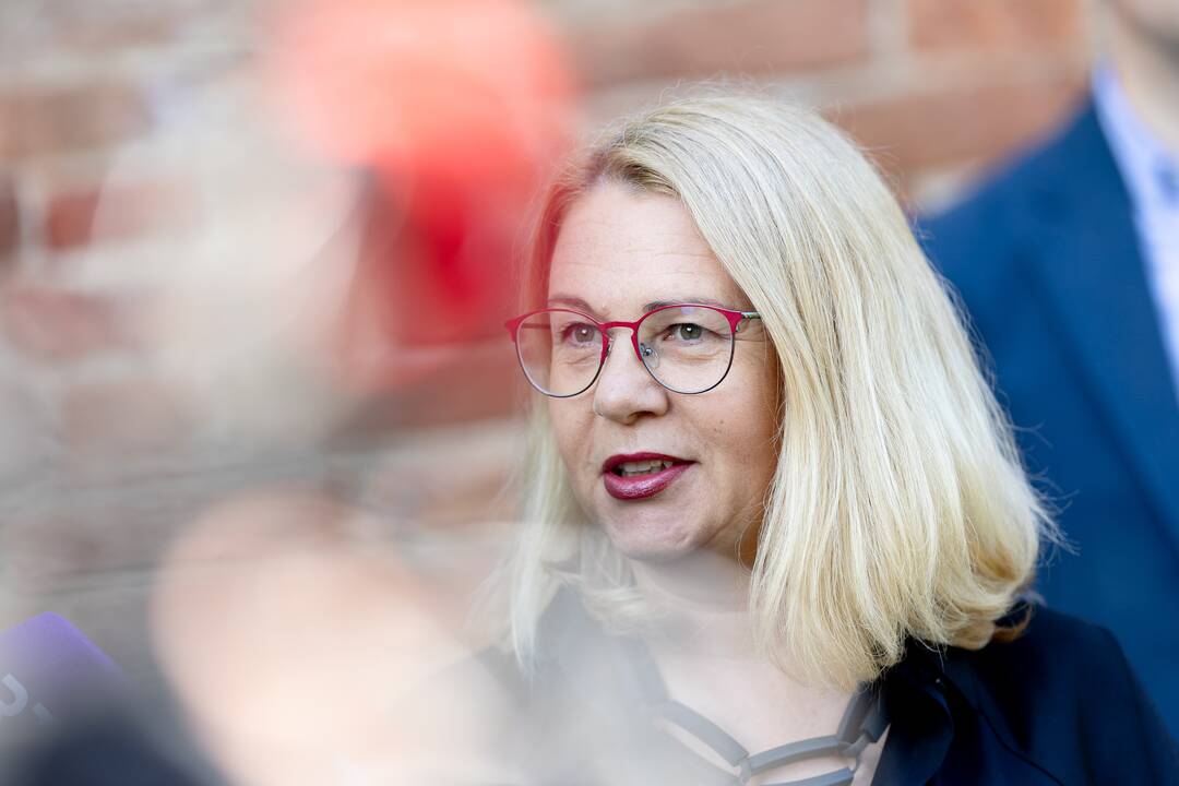 Pristatytas skulptorės K. Jaroševaitės sukurtas sarkofago dangčio formos kenotafas.