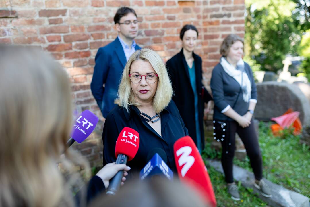 Pristatytas skulptorės K. Jaroševaitės sukurtas sarkofago dangčio formos kenotafas.