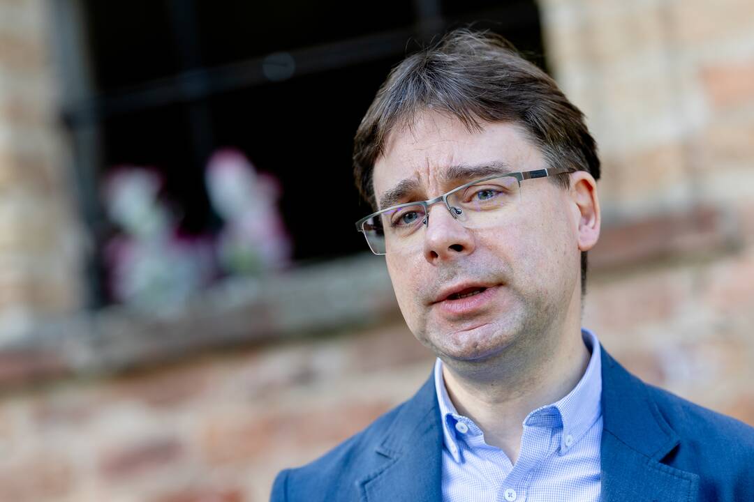Pristatytas skulptorės K. Jaroševaitės sukurtas sarkofago dangčio formos kenotafas.