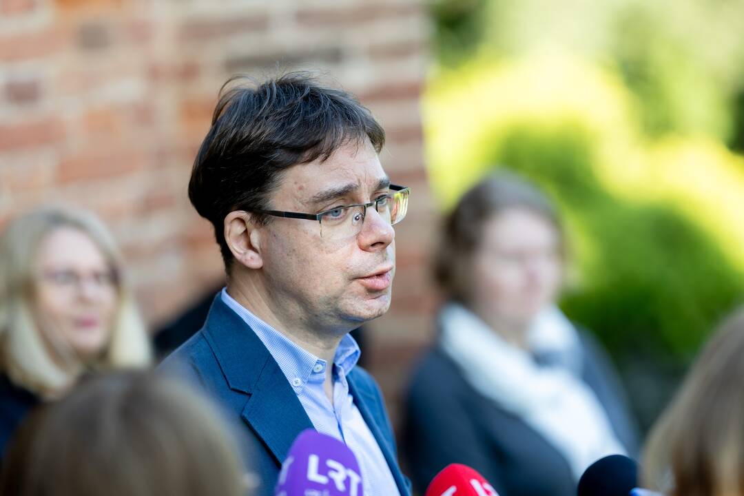 Pristatytas skulptorės K. Jaroševaitės sukurtas sarkofago dangčio formos kenotafas.