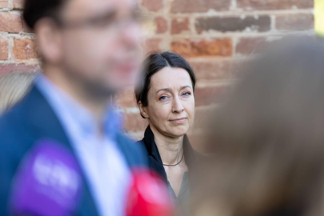 Pristatytas skulptorės K. Jaroševaitės sukurtas sarkofago dangčio formos kenotafas.
